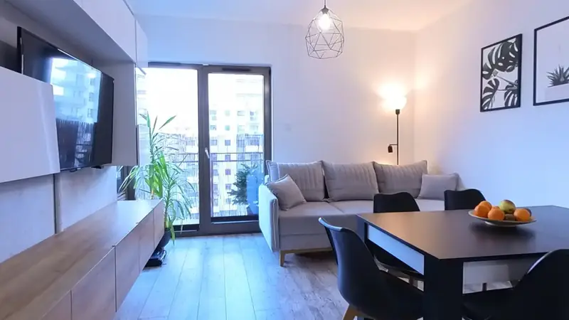 Salon z jadalnią i kuchnia — kadr ze spaceru 360° mieszkania przy ul. Lema 17 w Gdańsku